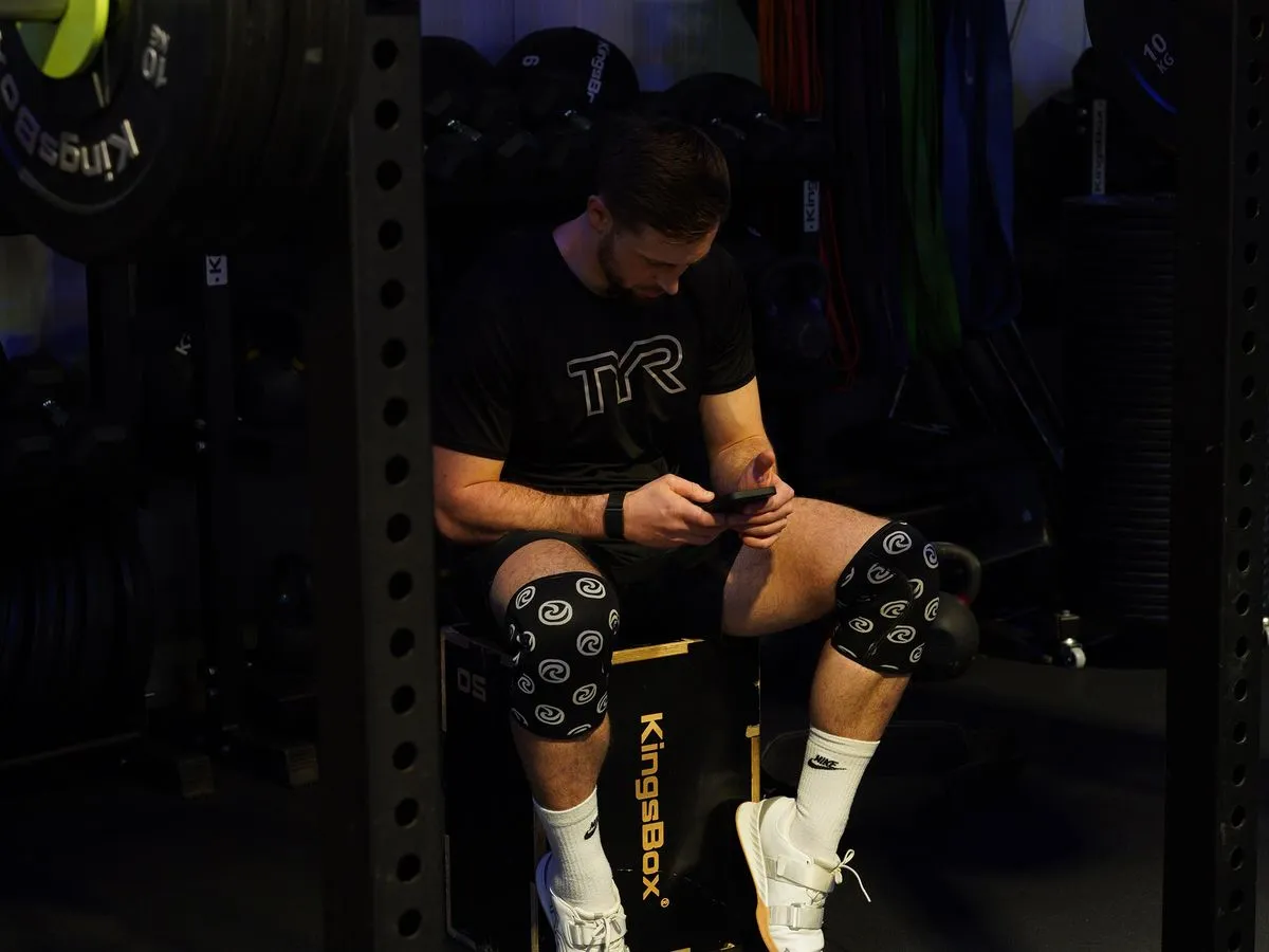 Tayfun Ertural reading his training plan in the gym