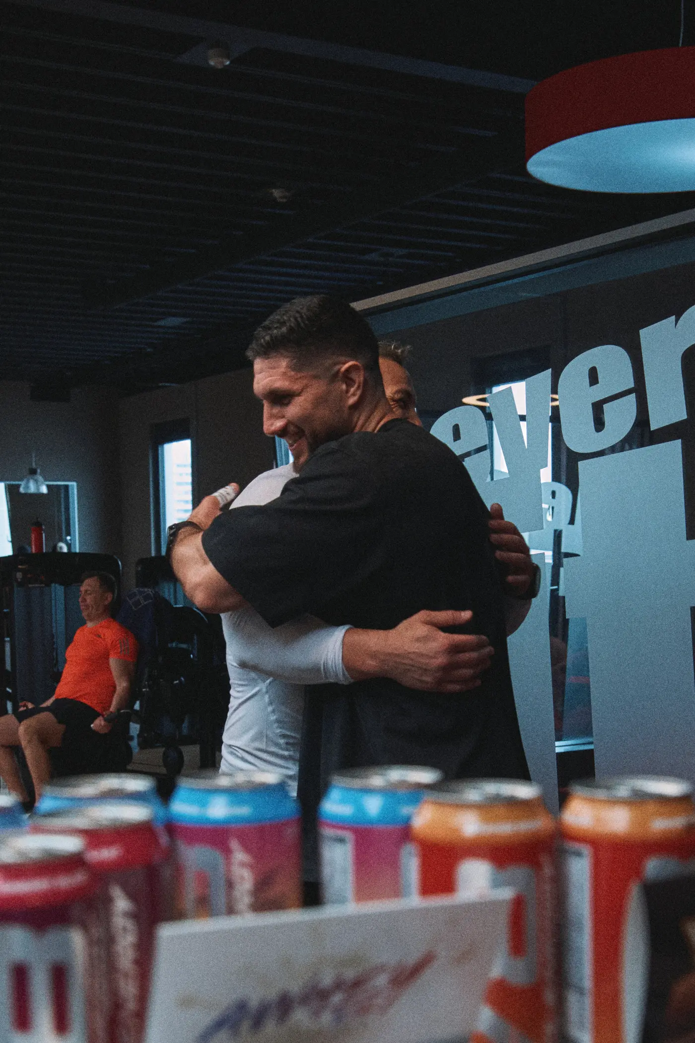 Tayfun Ertural umarmt einen Kunden nach dem Training