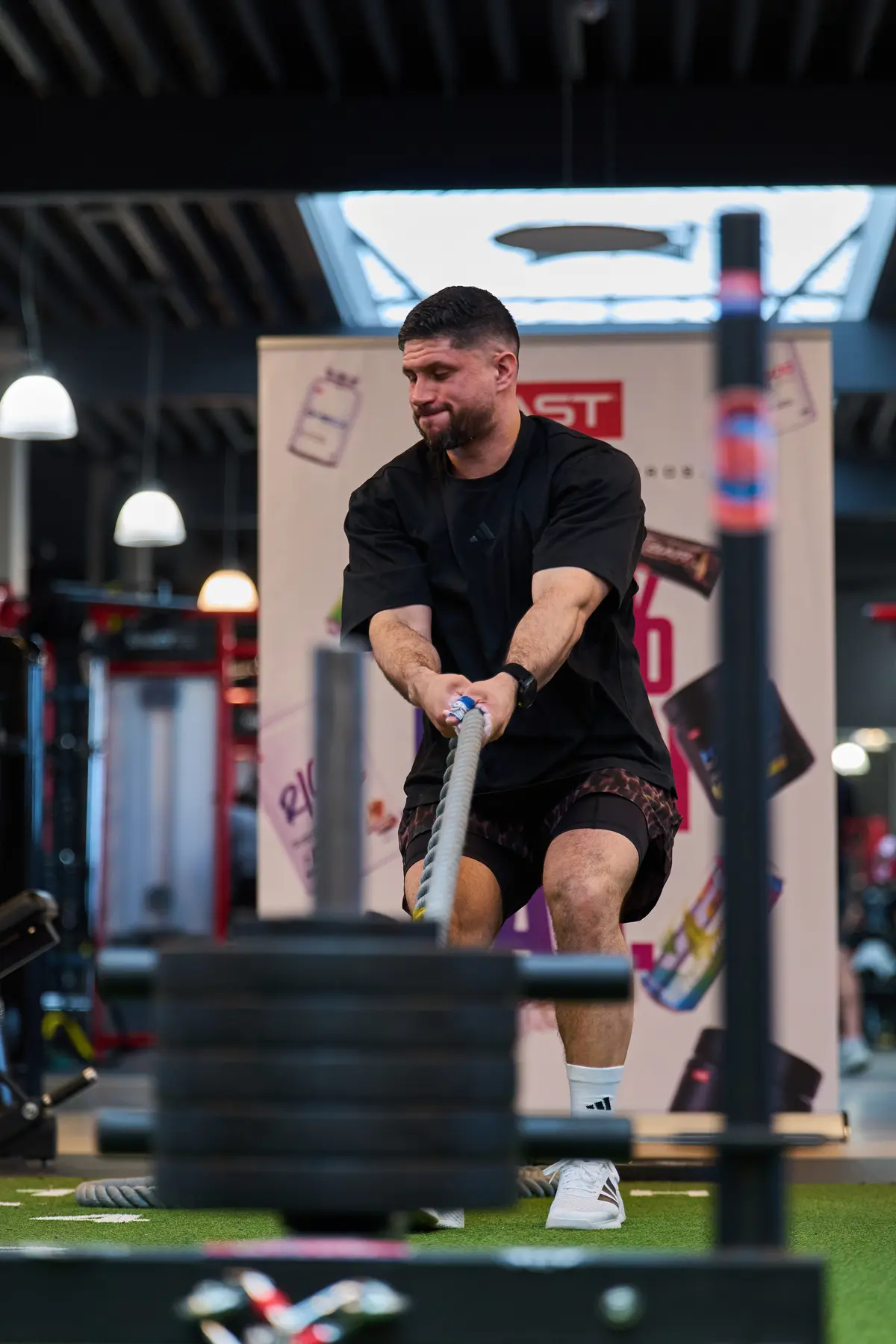 Tayfun Ertural beim Training am Battle Rope