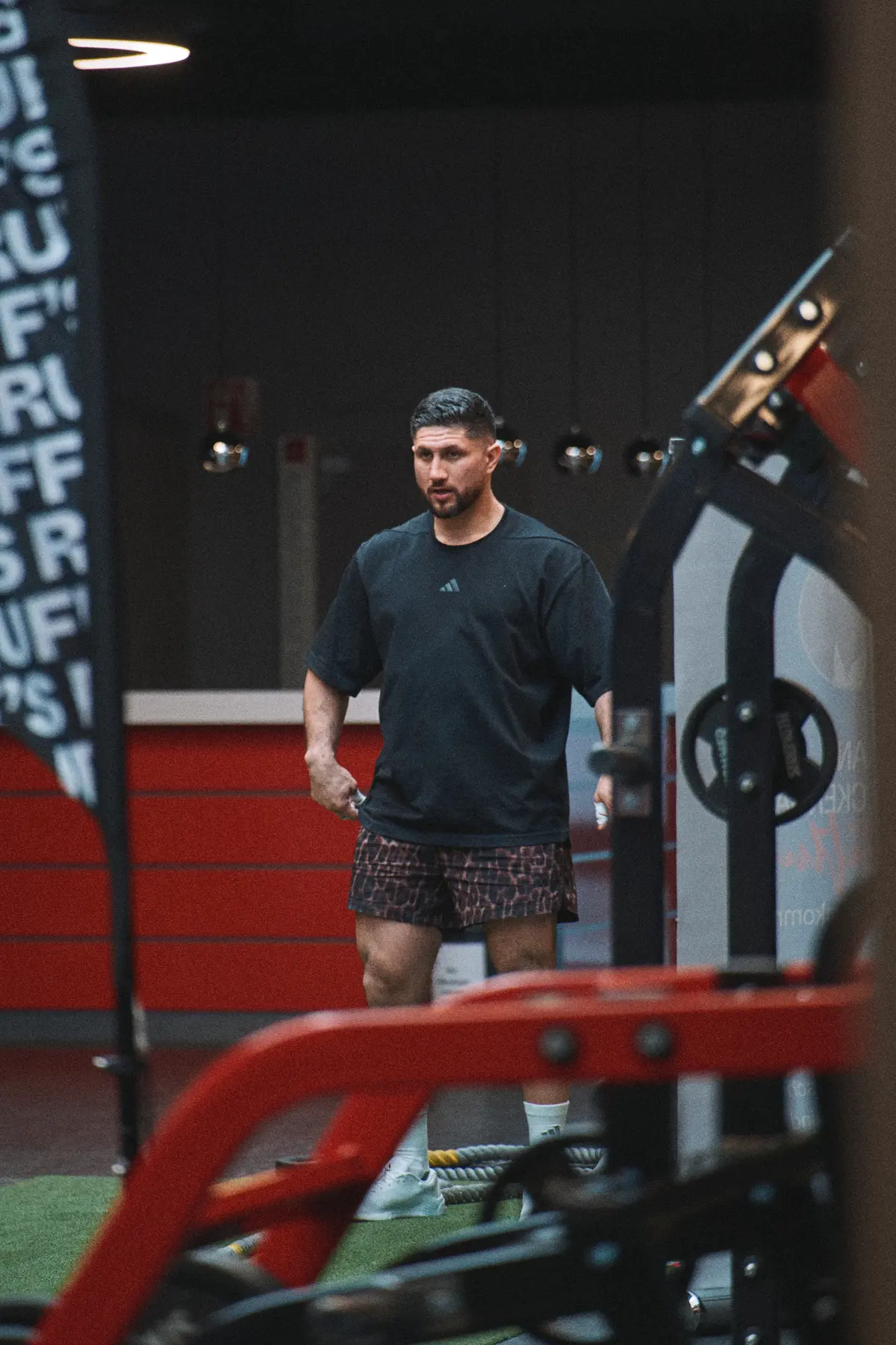 Tayfun Ertural im Gym, konzentriert beobachtend